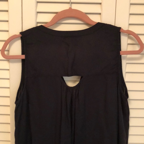 Lucky sleeveless top w/button V-neck - Picture 3 of 4